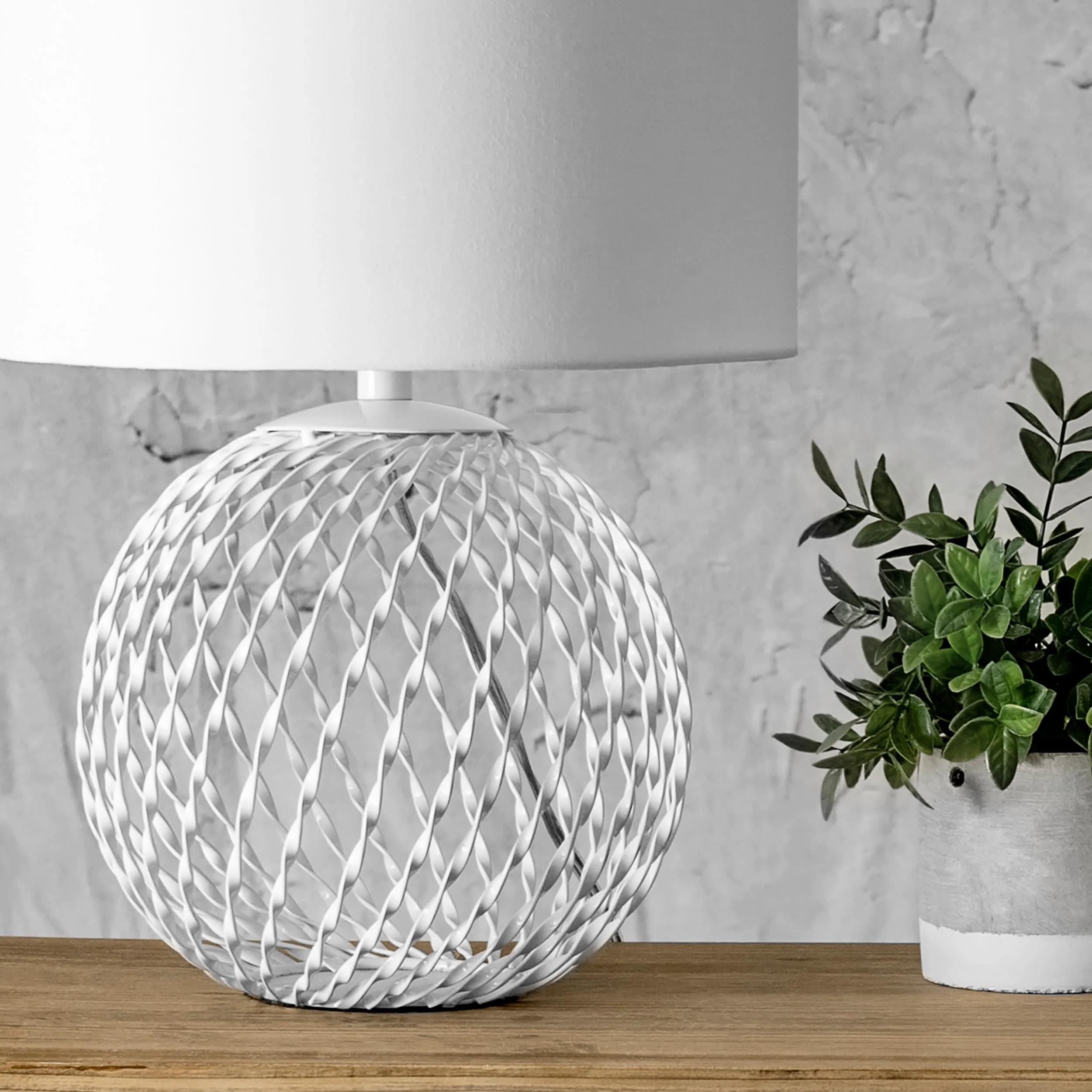 20-inch Iron Wire Mesh Globe Table Lamp | White - Image 4