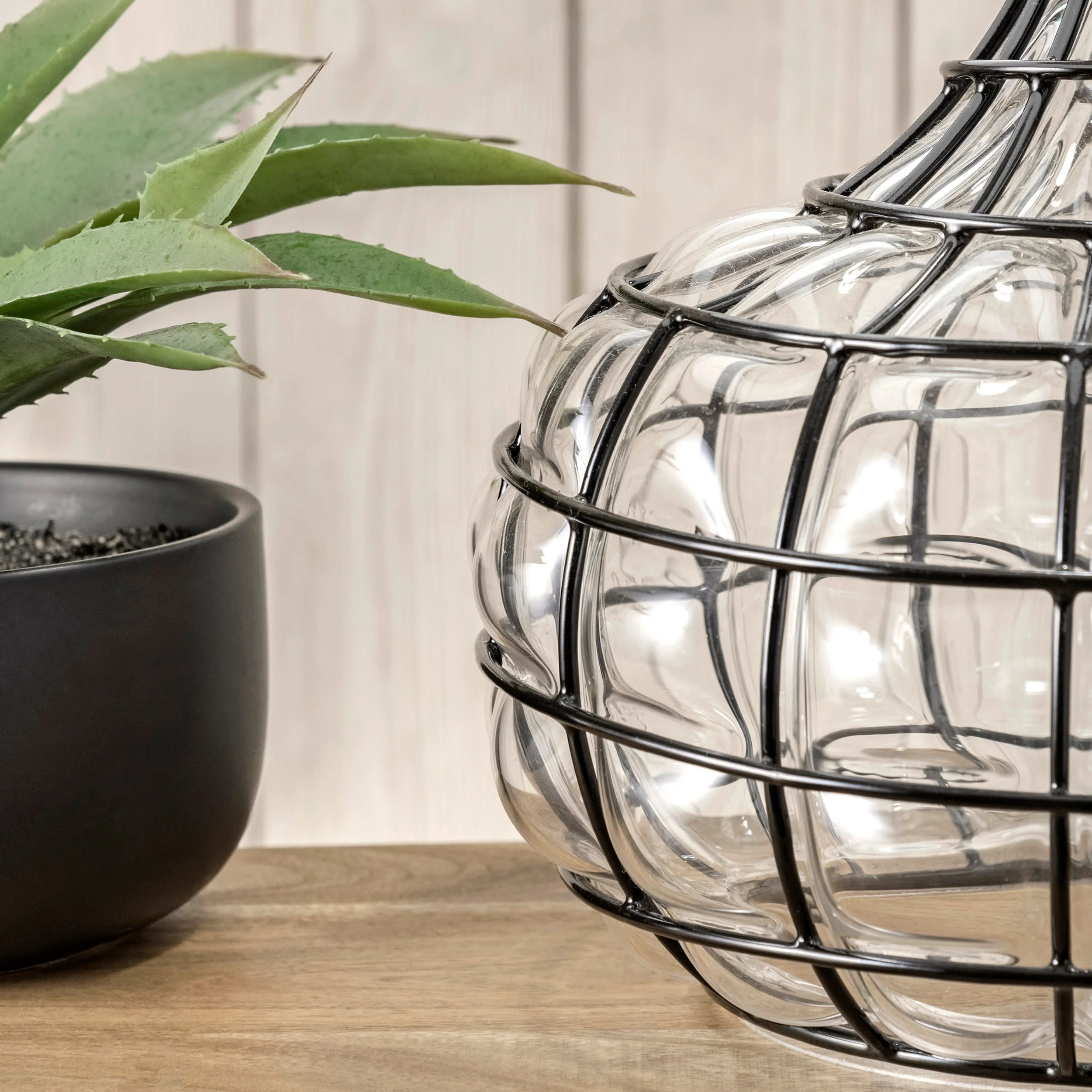 20-inch Wire Framed Glass Vase Table Lamp | Black - Image 4