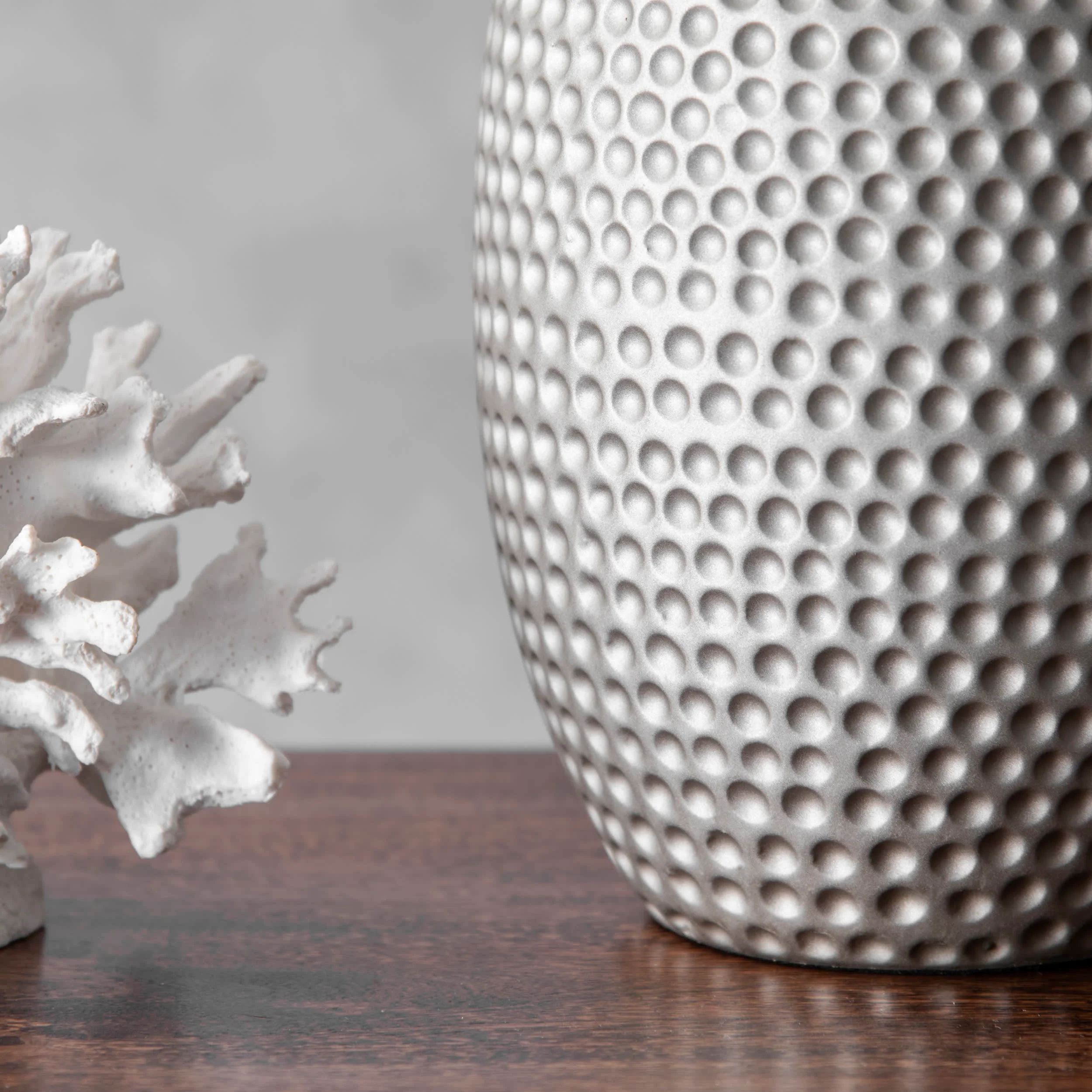 21-inch Stippled Metal Vase Table Lamp | Grey - Image 3