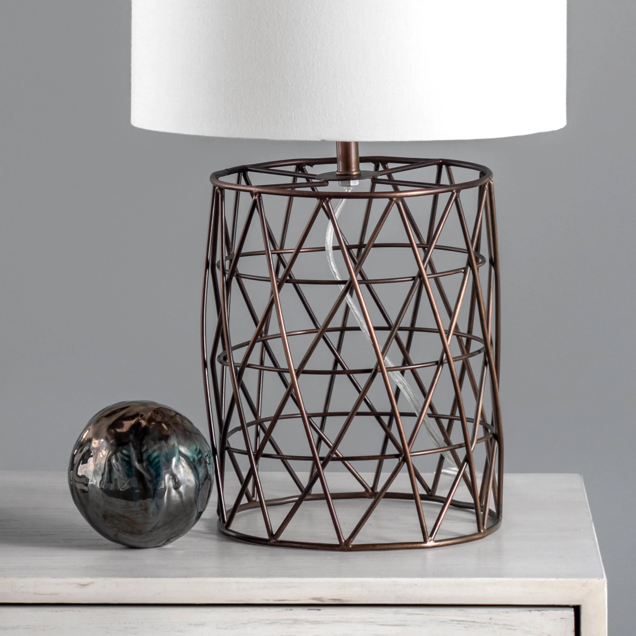 22-inch Iron Wire Mesh Trellis Table Lamp | Brass - Image 4