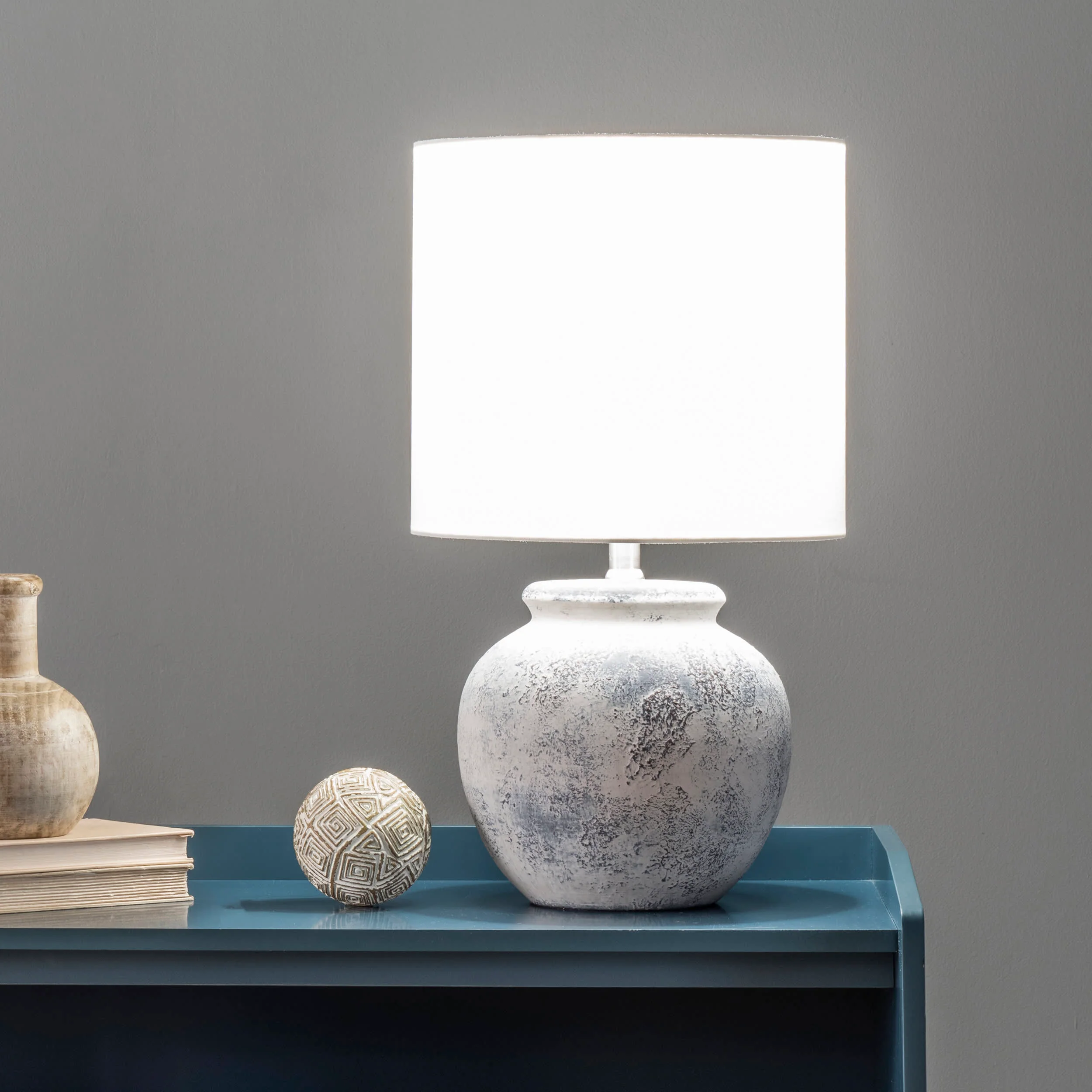 22-inch Textured Ceramic Timeworn Urn Table Lamp | Grey - Image 2