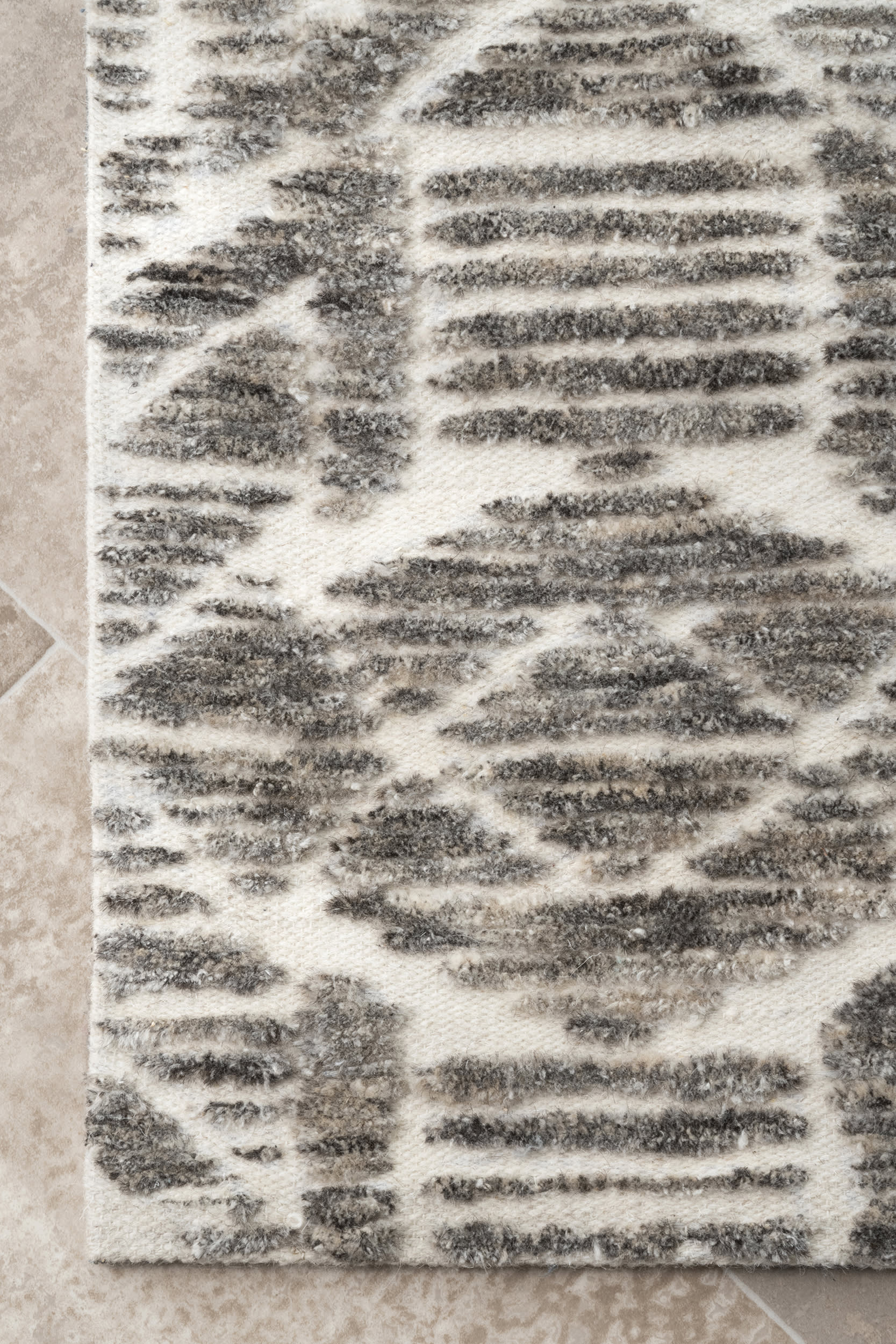 Carved Tribal Trellis Rug | Grey - Image 3