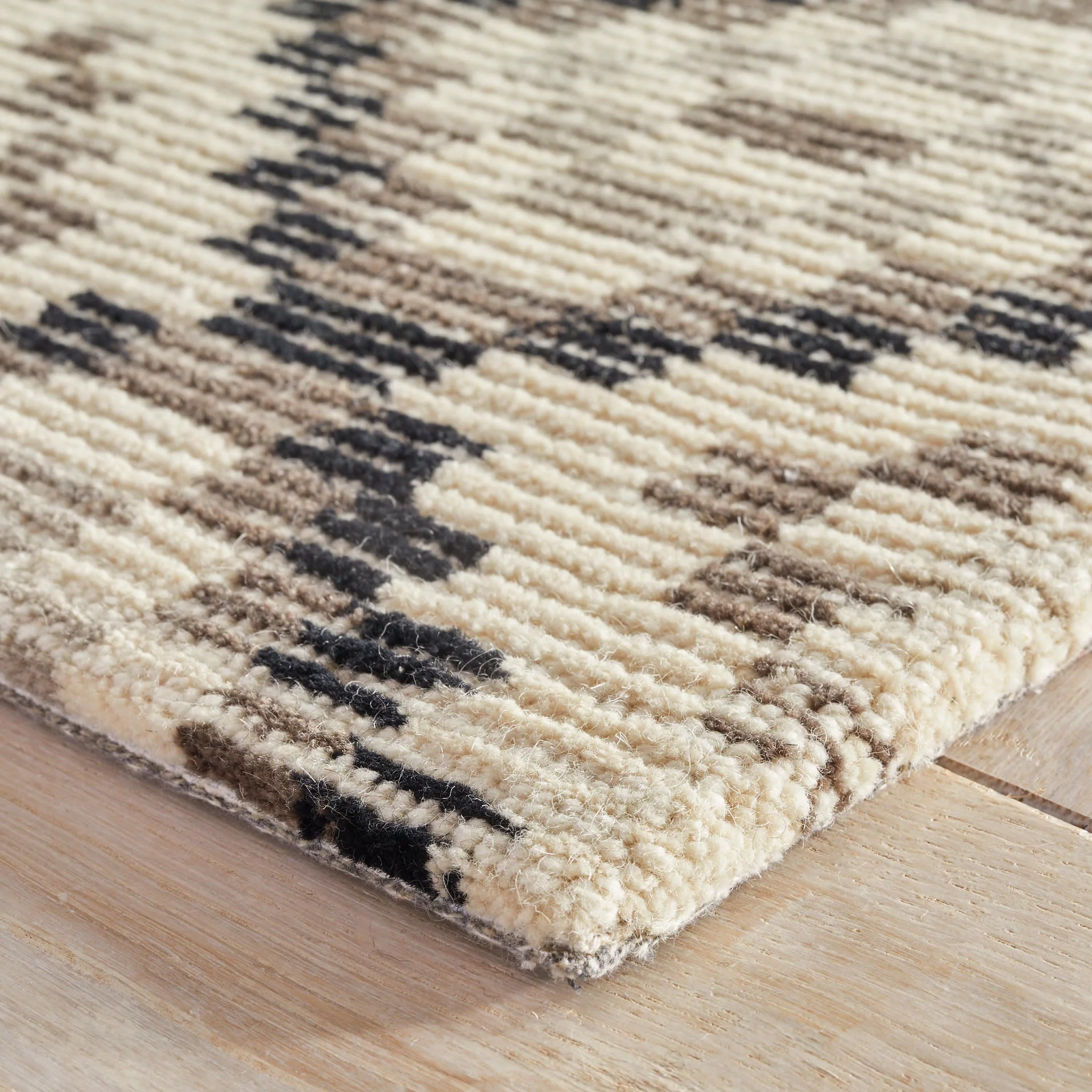 Diamond Cove Hand Tufted Wool Rug | Black - Image 5