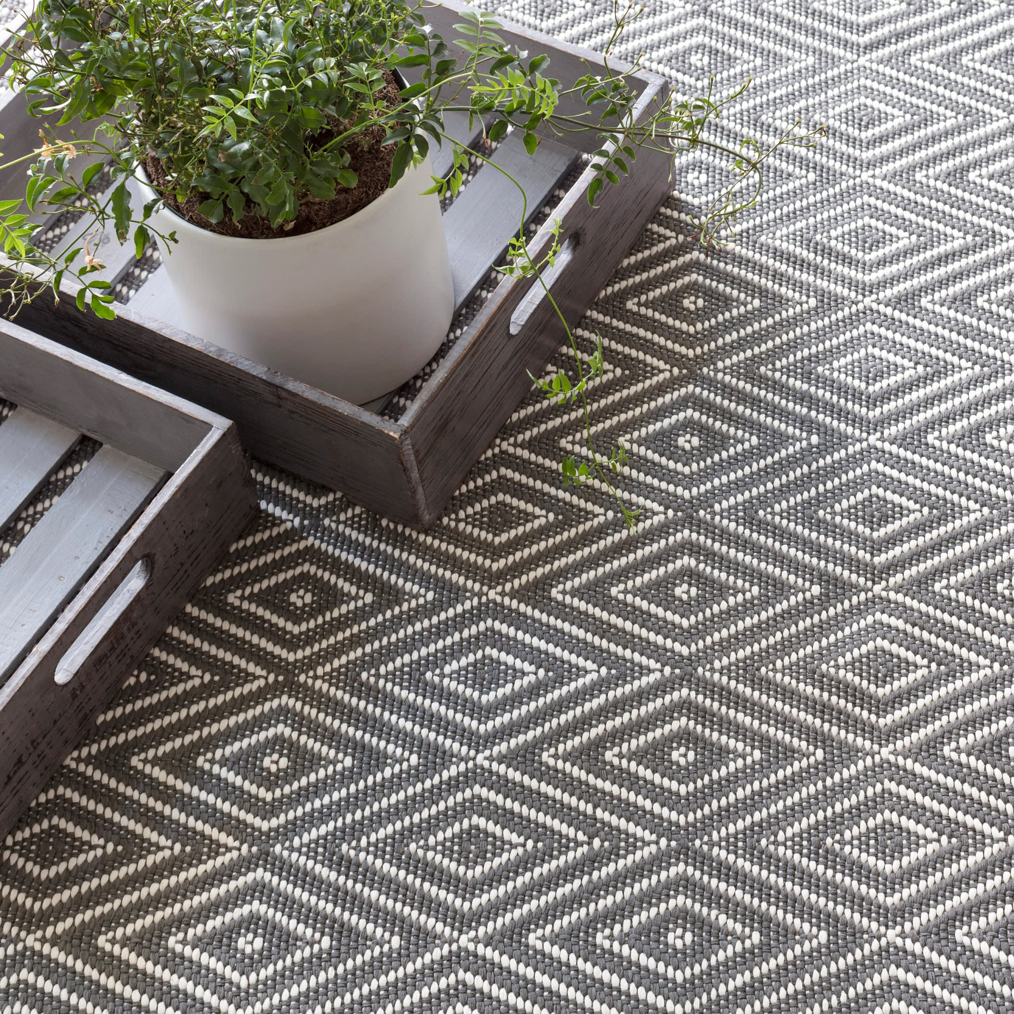 Diamond Handwoven Indoor/Outdoor Rug | Graphite/Ivory - Image 3