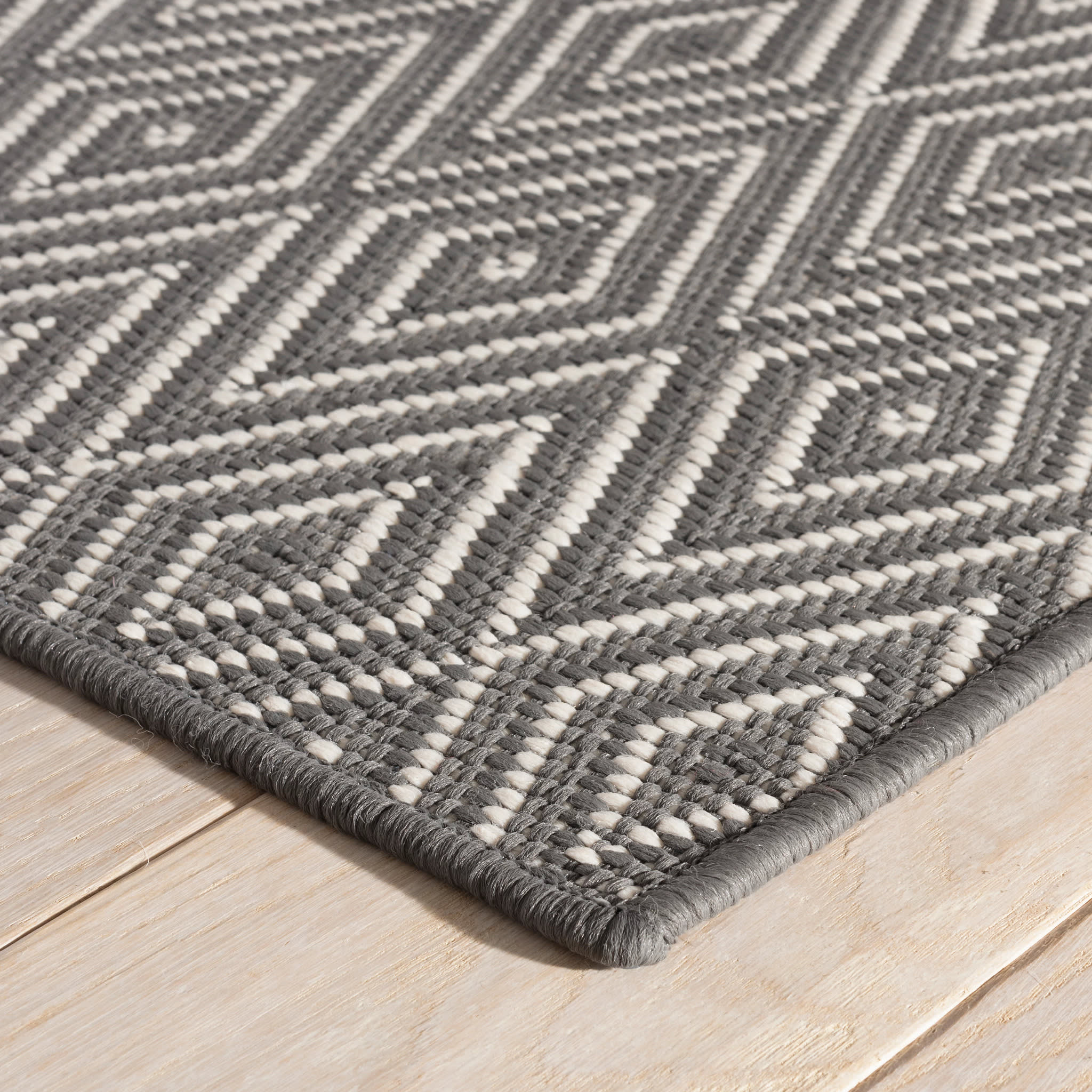 Diamond Handwoven Indoor/Outdoor Rug | Graphite/Ivory - Image 4