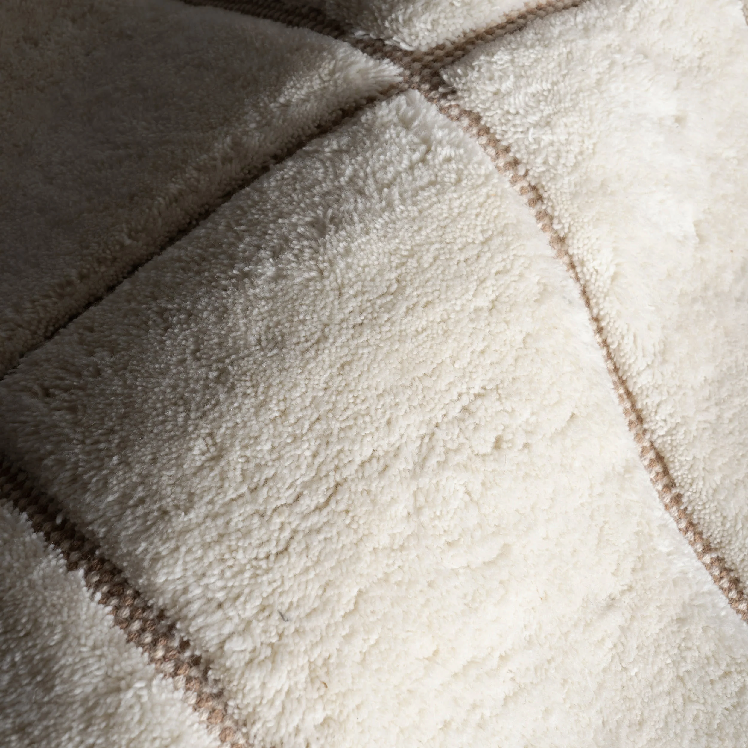 Em Checked New Zealand Wool Rug | Ivory - Image 3