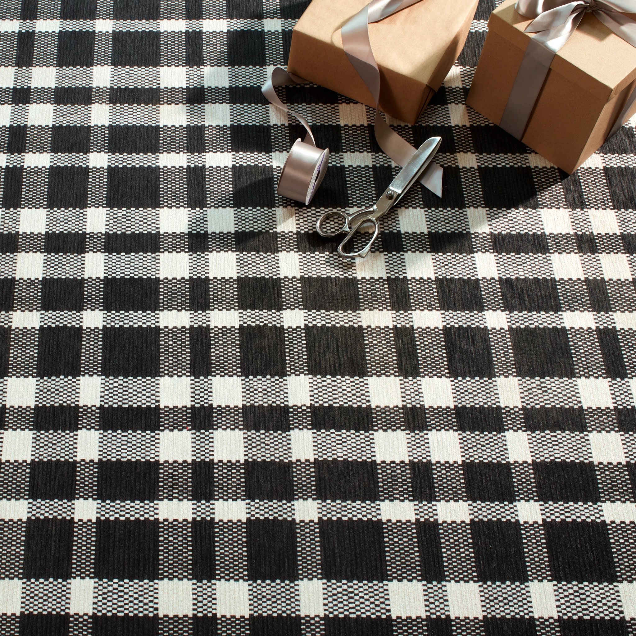 Houston Plaid Machine Washable Rug | Black - Image 5