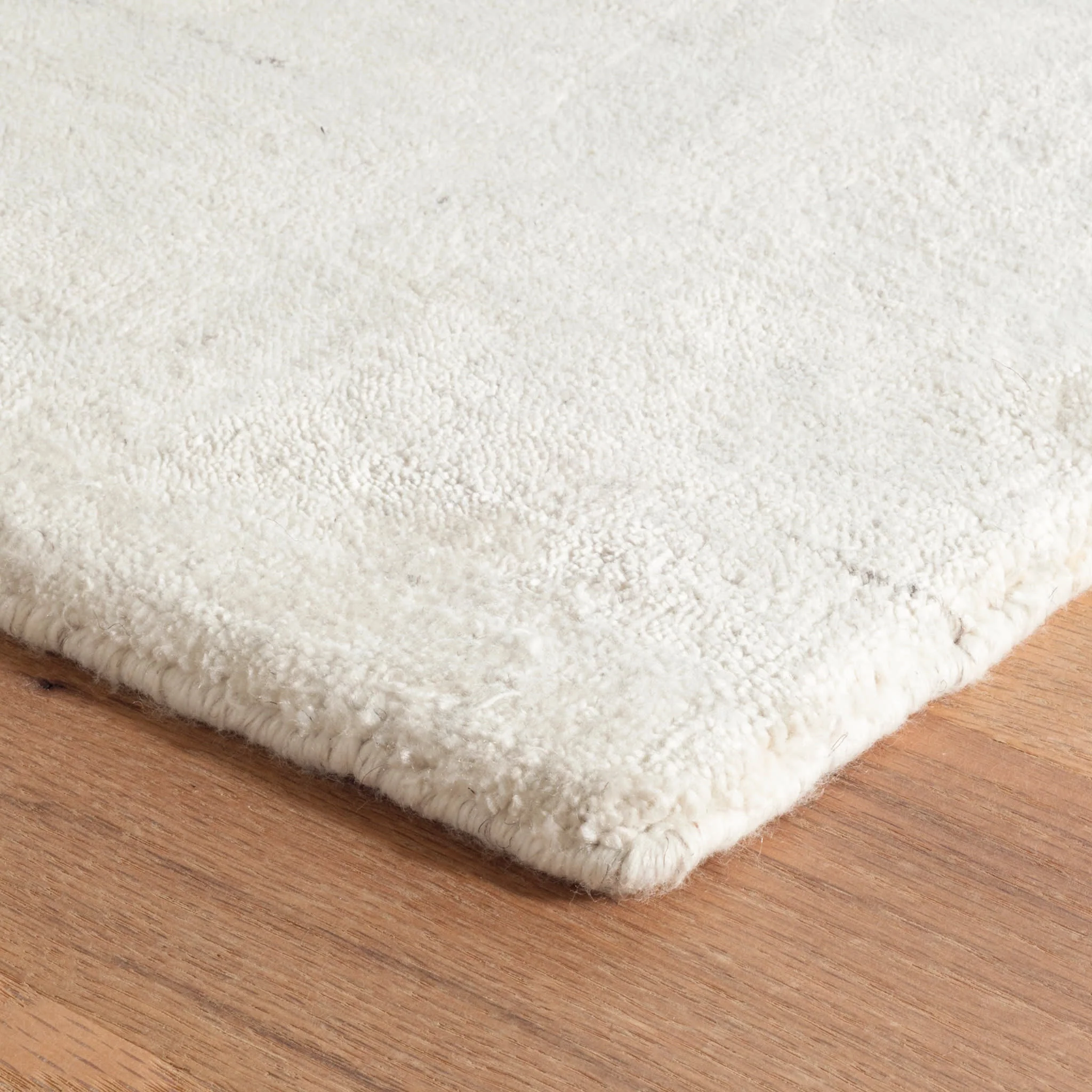 Icelandia Hand Knotted Viscose Rug | White - Image 3