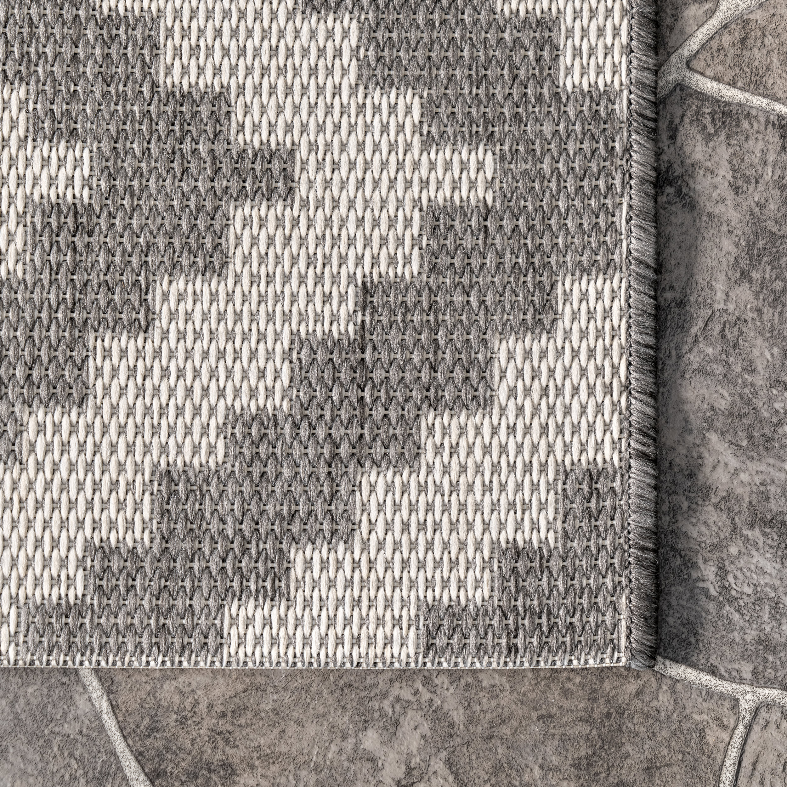 Indoor/Outdoor Diamond Trellis Rug | Grey - Image 3