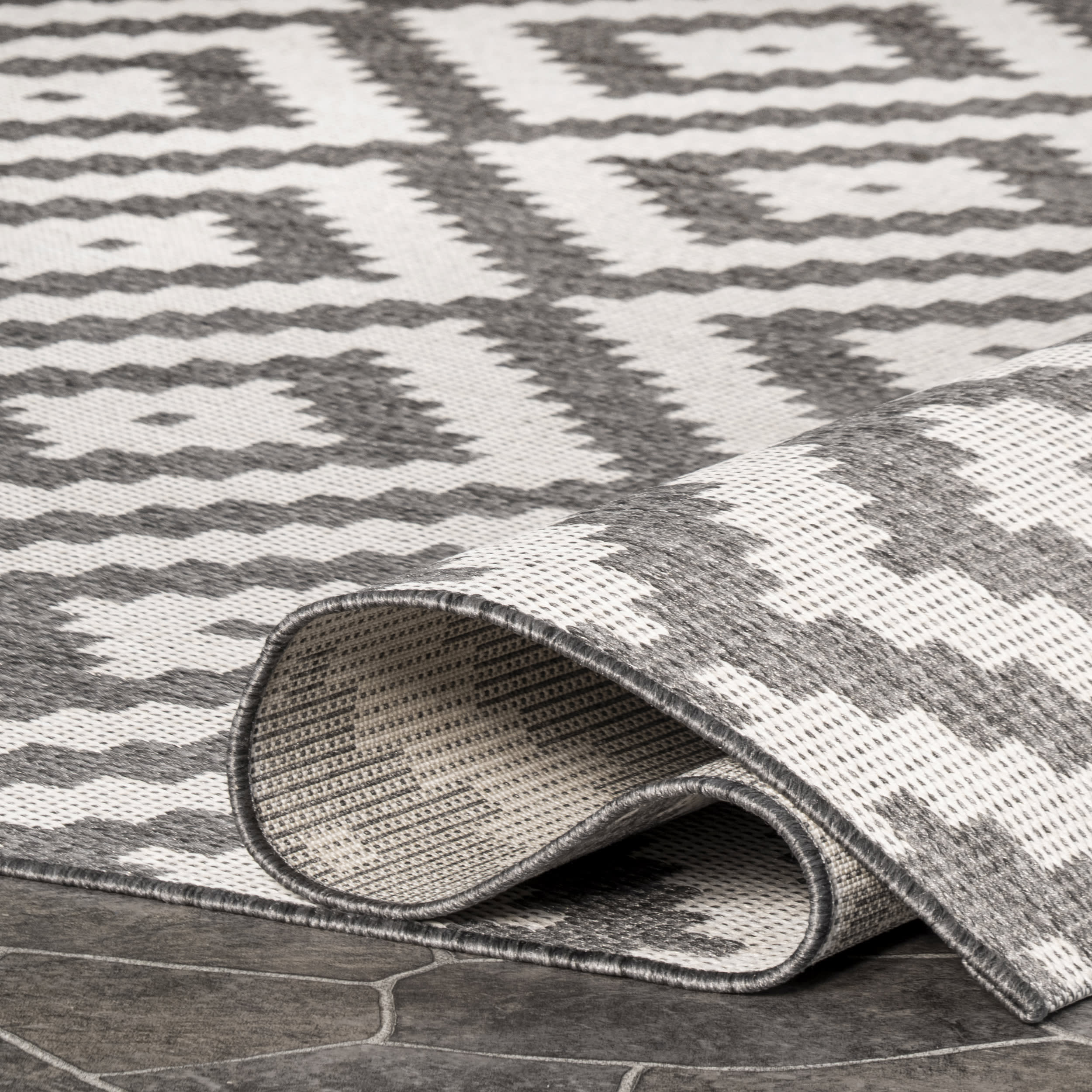 Indoor/Outdoor Diamond Trellis Rug | Grey - Image 2