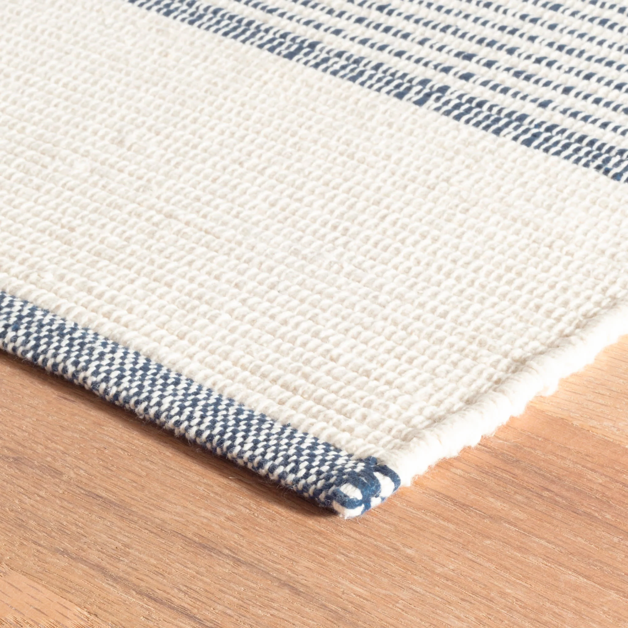 La Mirada Handwoven Cotton Rug | Navy - Image 4