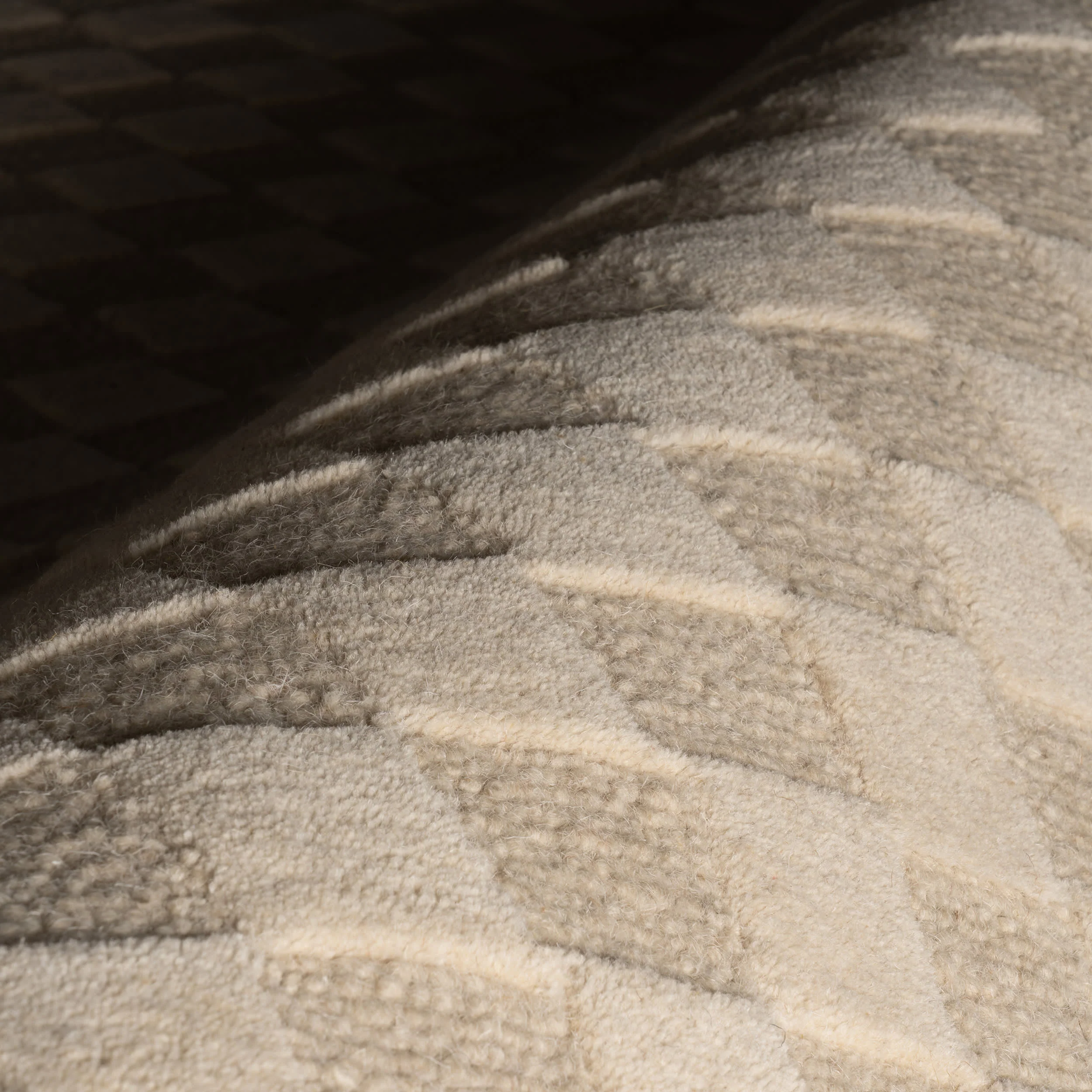 Linthea Modern Checkered Handmade Wool Rug | Ivory - Image 4