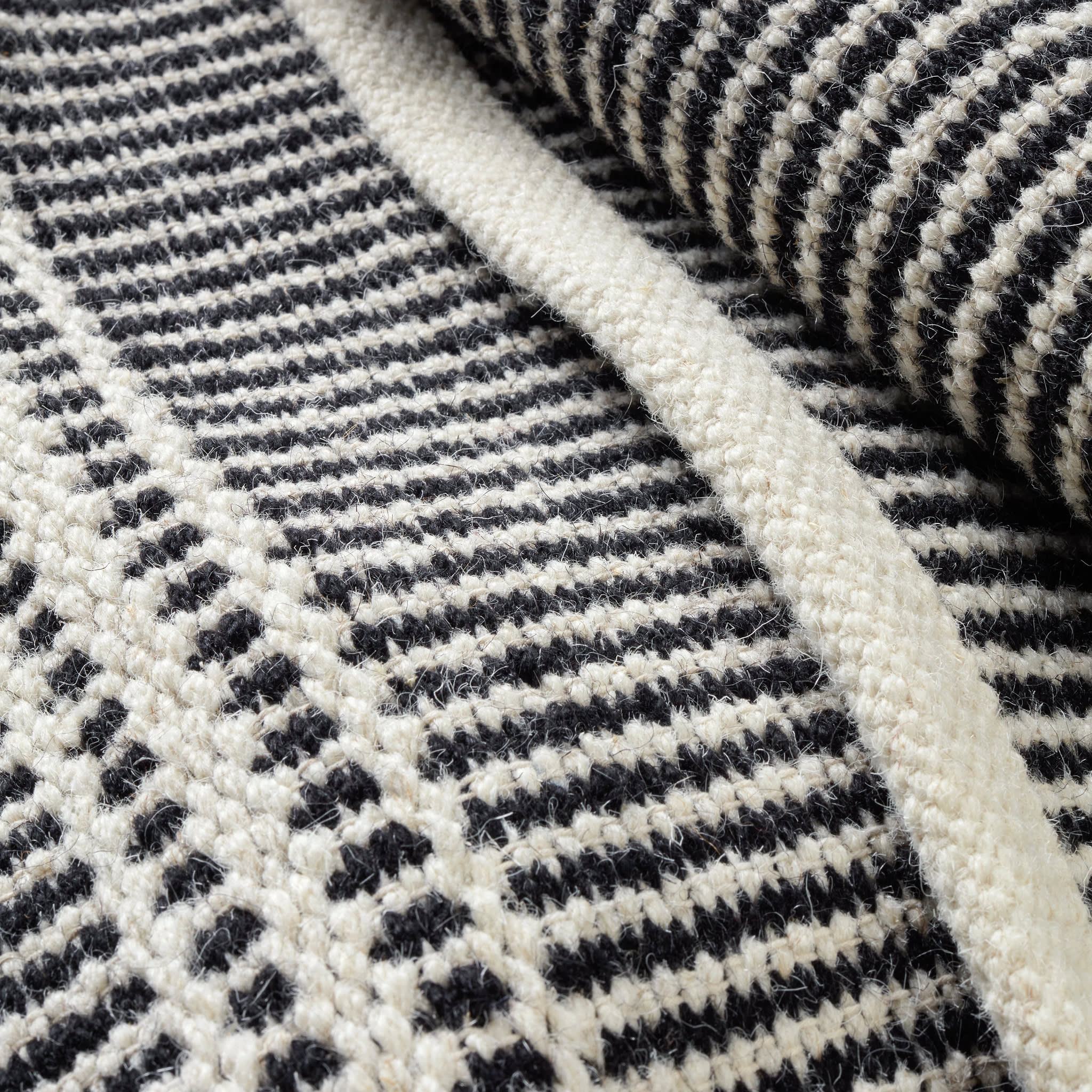Malta Handwoven Wool Rug | Black/Ivory - Image 4
