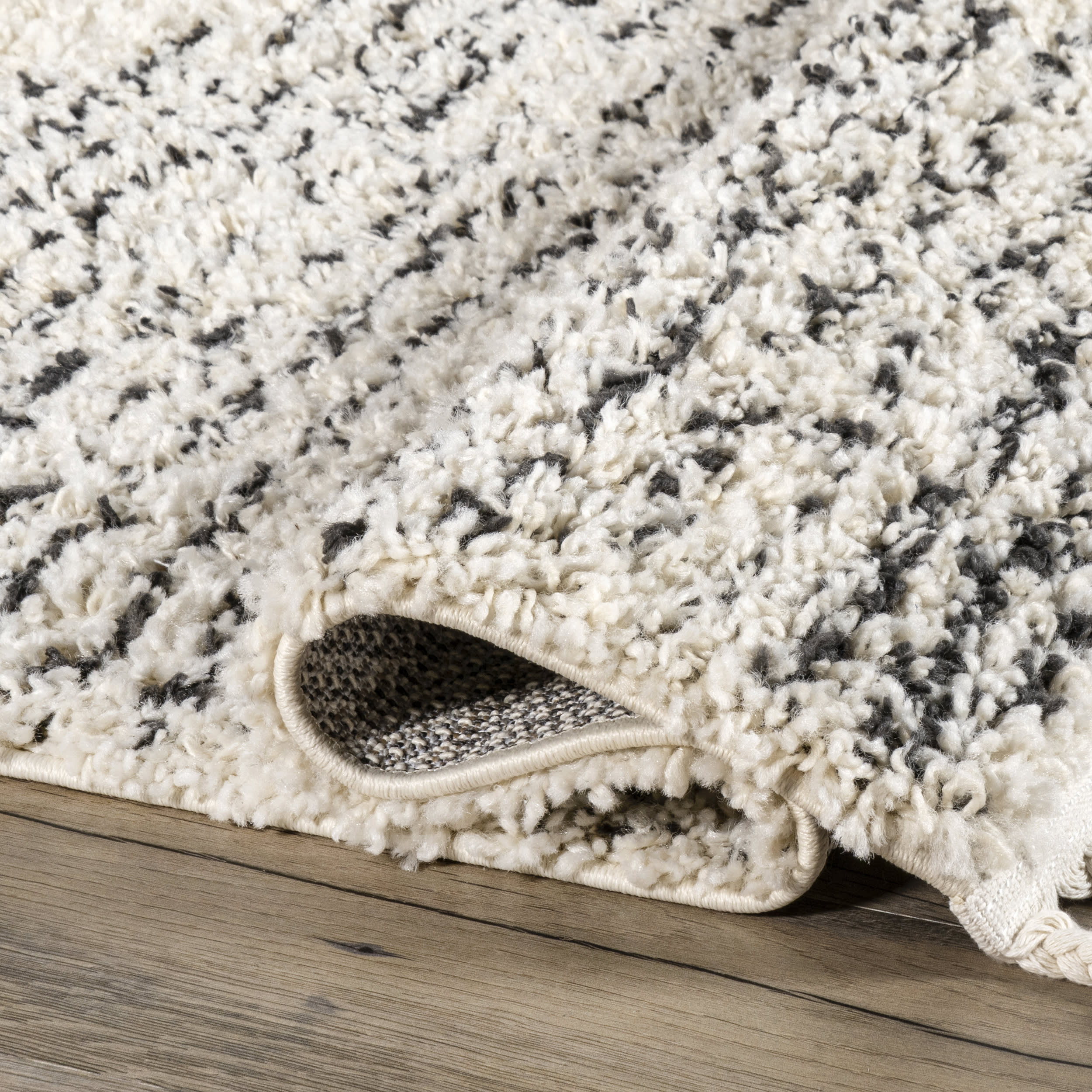 Moroccan Diamond Pinstripes Tassel Rug | Off White - Image 2