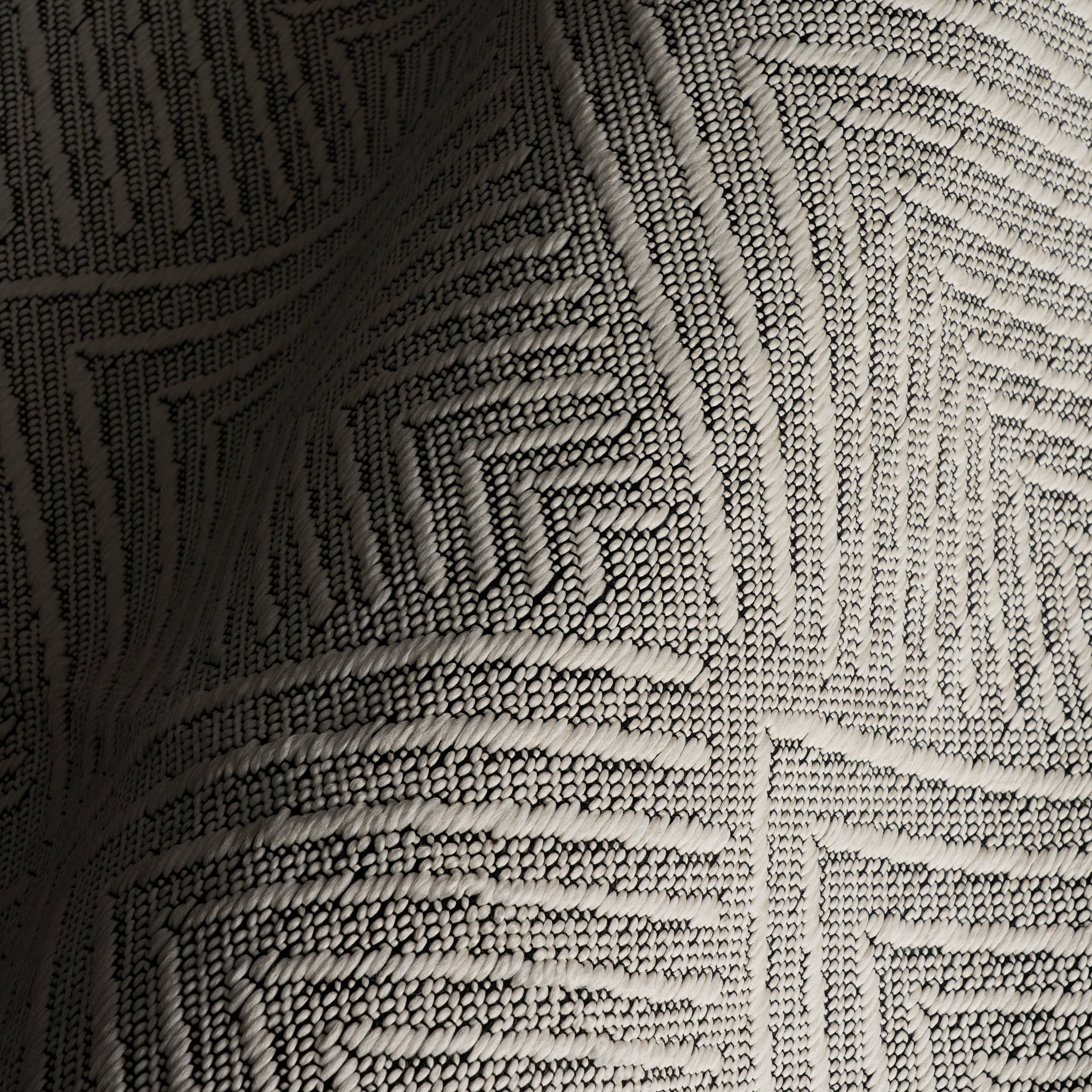 Onaia Contemporary Trellis Indoor/Outdoor Rug | Grey - Image 3