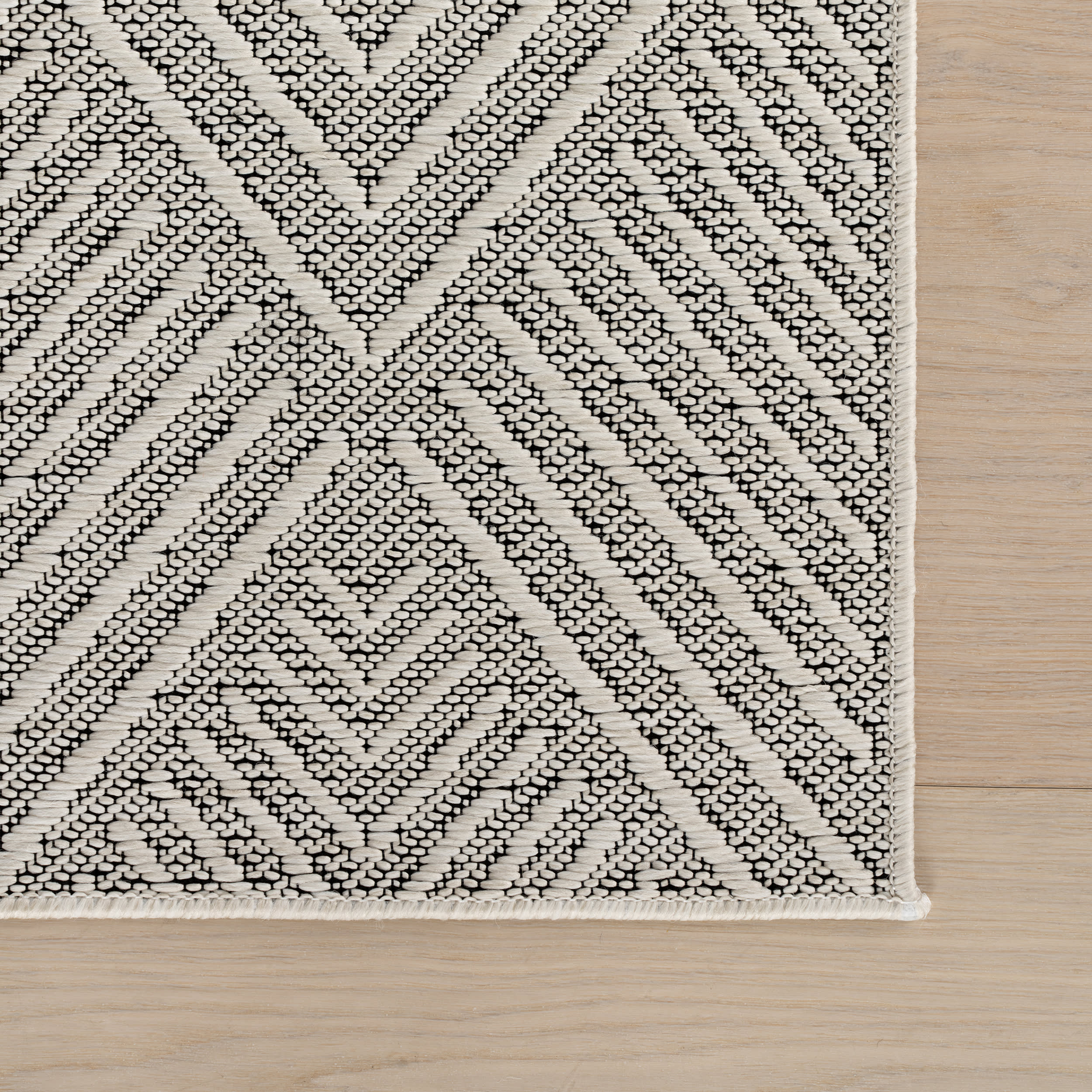 Onaia Contemporary Trellis Indoor/Outdoor Rug | Grey - Image 4