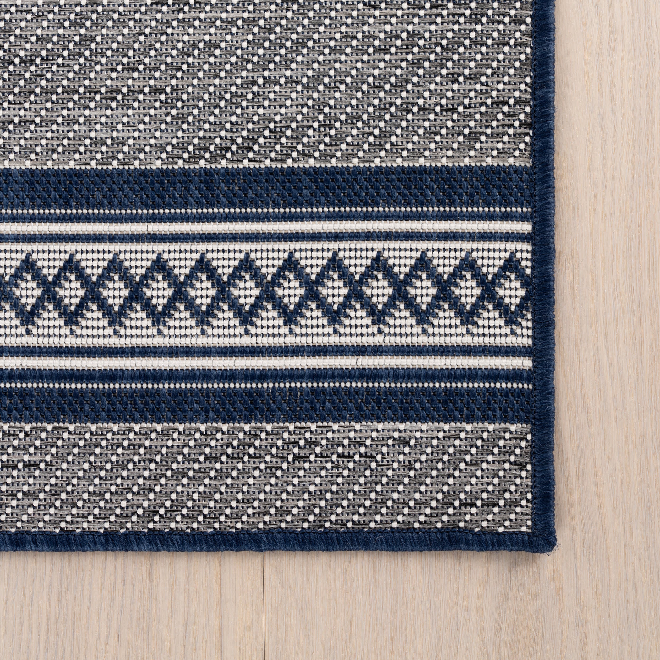Oristela Modern Abstract Indoor/Outdoor Rug | Navy - Image 4