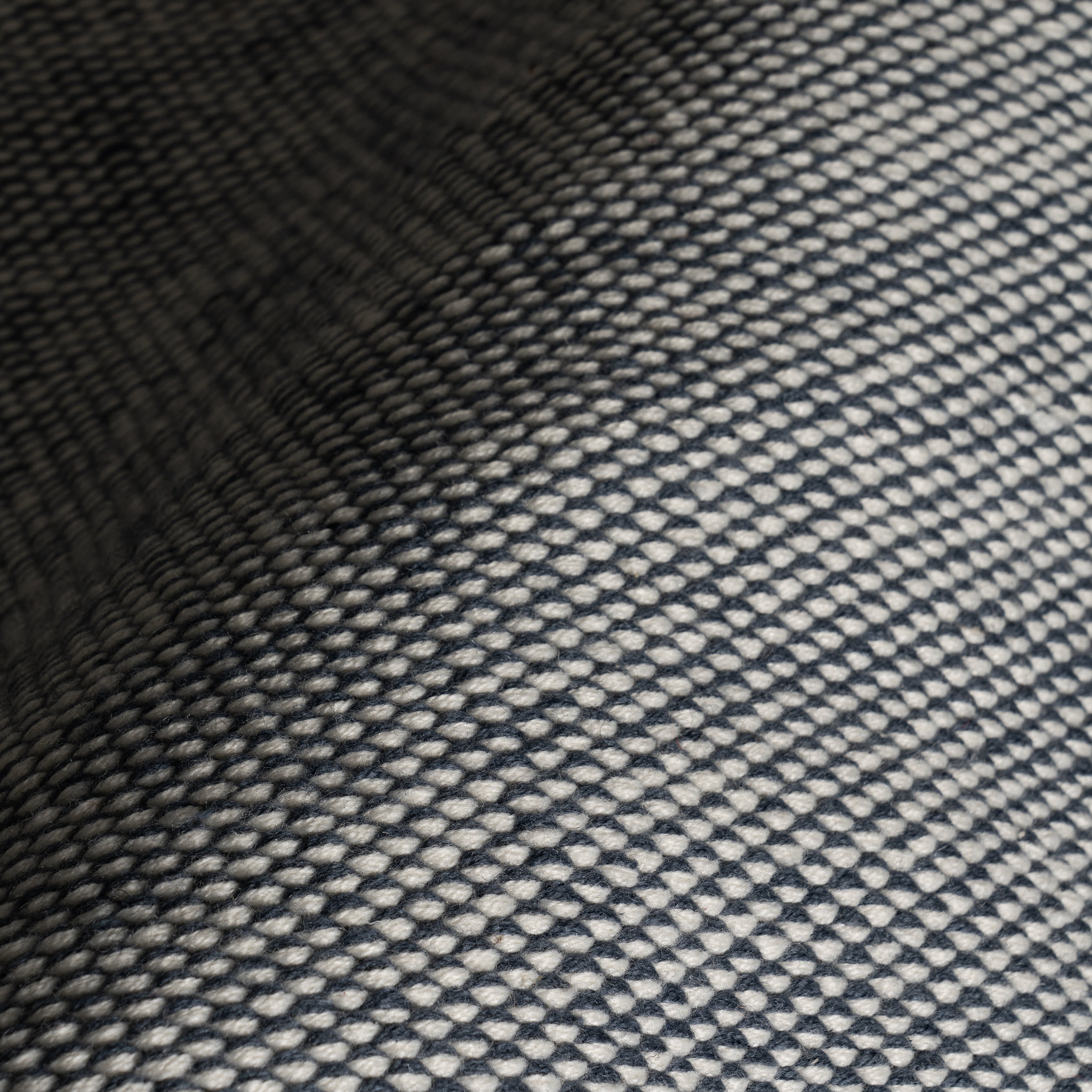 Pebble Handwoven Performance Rug | Blue - Image 4
