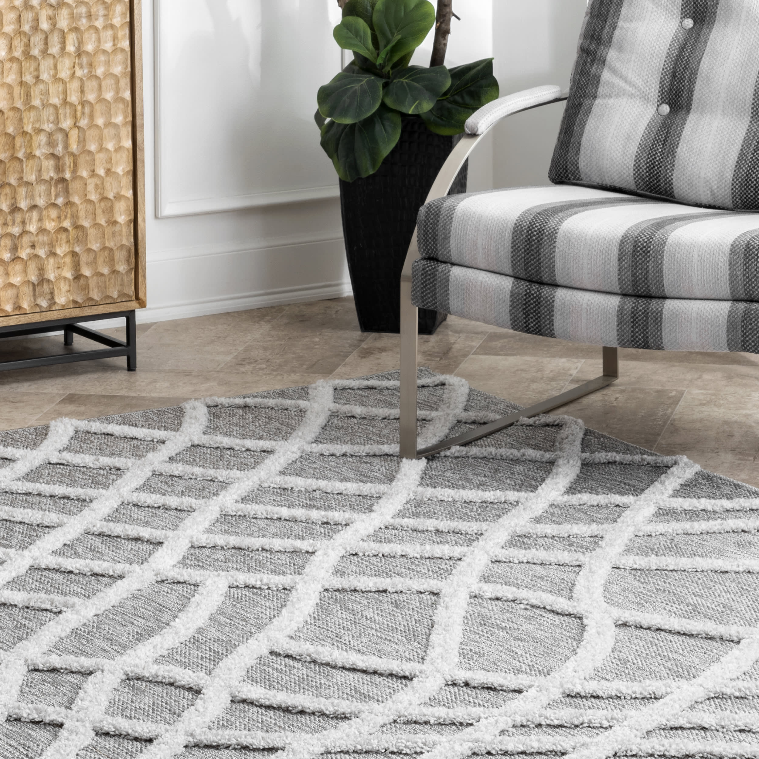 Raised Fishnet Trellis Rug | Grey - Image 4