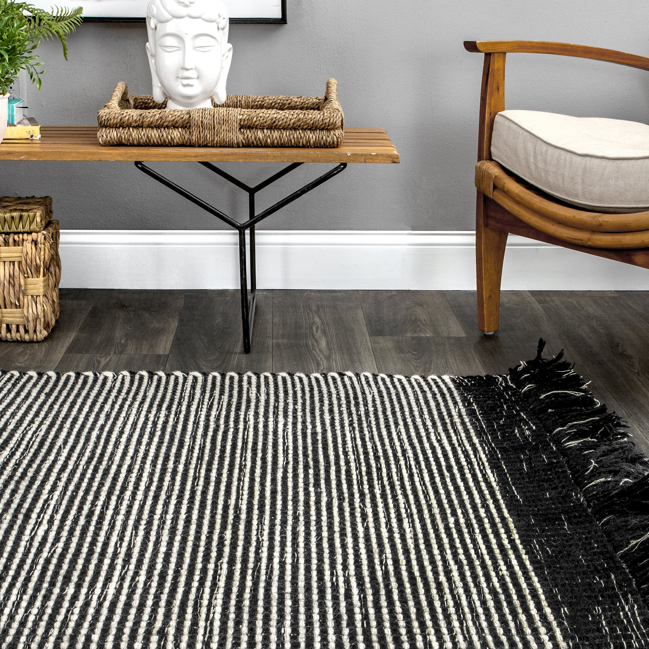 Stippled Tasseled Rug | Black - Image 4