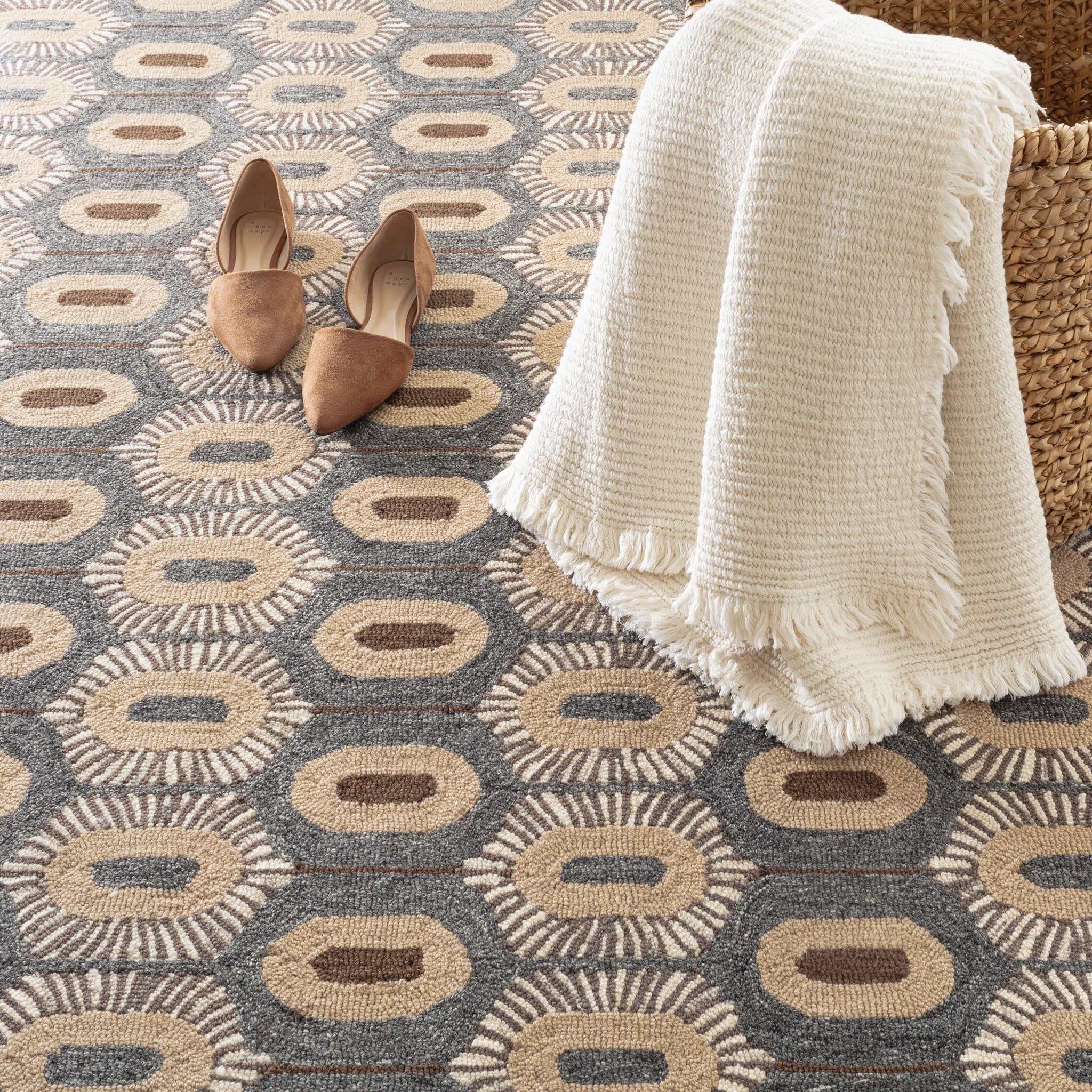 Stowe Hand Micro Hooked Wool Rug | Grey - Image 3