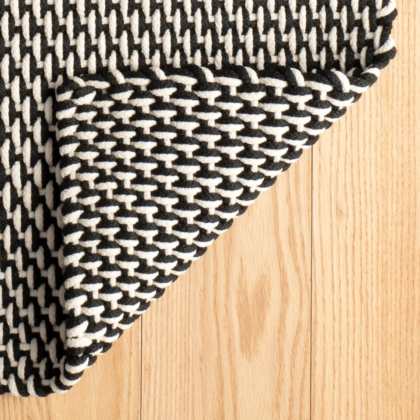 Two-Tone Rope Handwoven Indoor/Outdoor Rug | Black/Ivory - Image 5