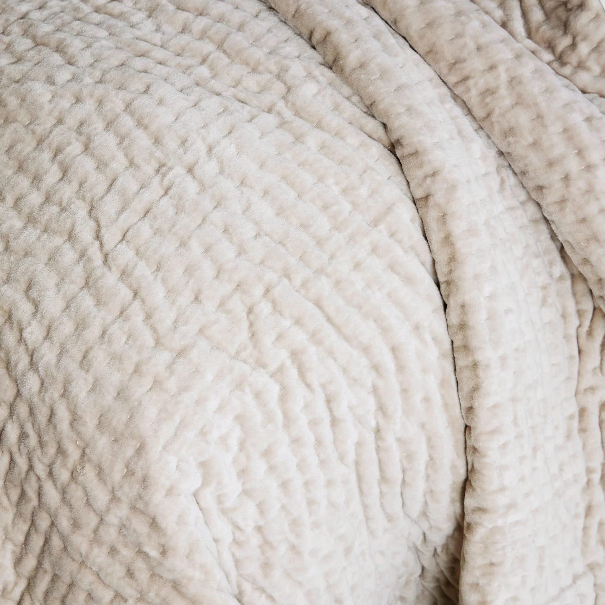 Viola Velvet Quilt | Grey - Image 2
